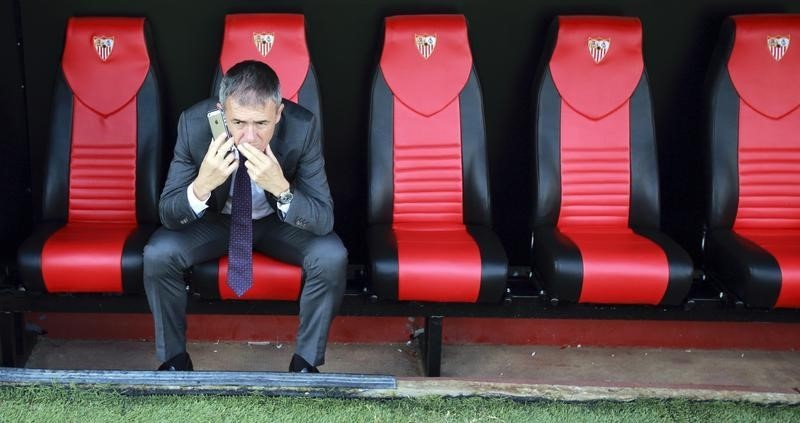 © Reuters. El Levante despide a Alcaraz tras su derrota ante la Real Sociedad