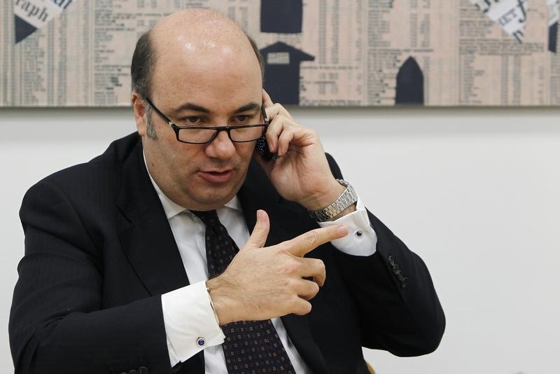 © Reuters. Monte Dei Paschi Bank CEO Fabrizio Viola talks on his mobile phone during a news conference in downtown Milan