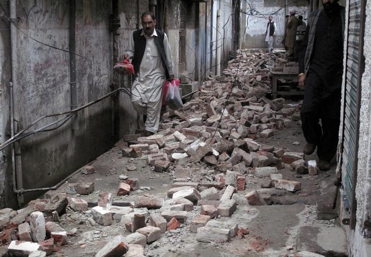 © Reuters. Homem passando por destroços de casa desabada em Mingora, no Paquistão