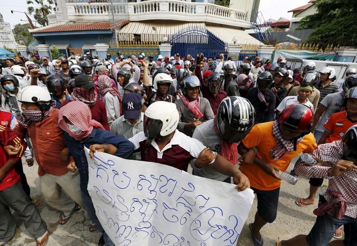 © Reuters. نائبان في البرلمان الكمبودي يتعرضان للضرب خلال احتجاج لأنصار الحكومة