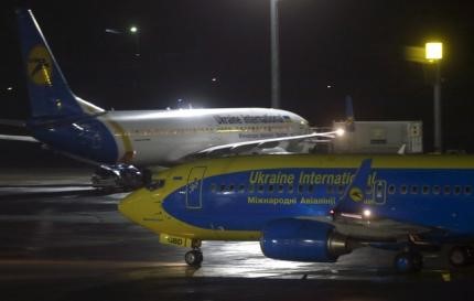 © Reuters. Airplanes of Ukrainian International Airlines are seen on tarmac of Boryspil International airport outside Kiev