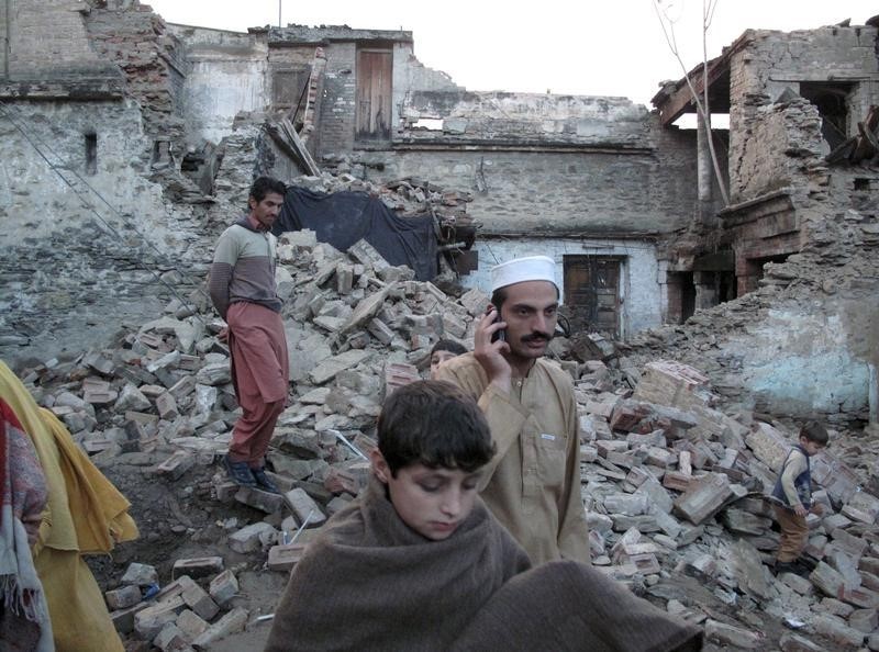 © Reuters. Al menos 100 muertos tras un fuerte seísmo en Afganistán y Pakistán