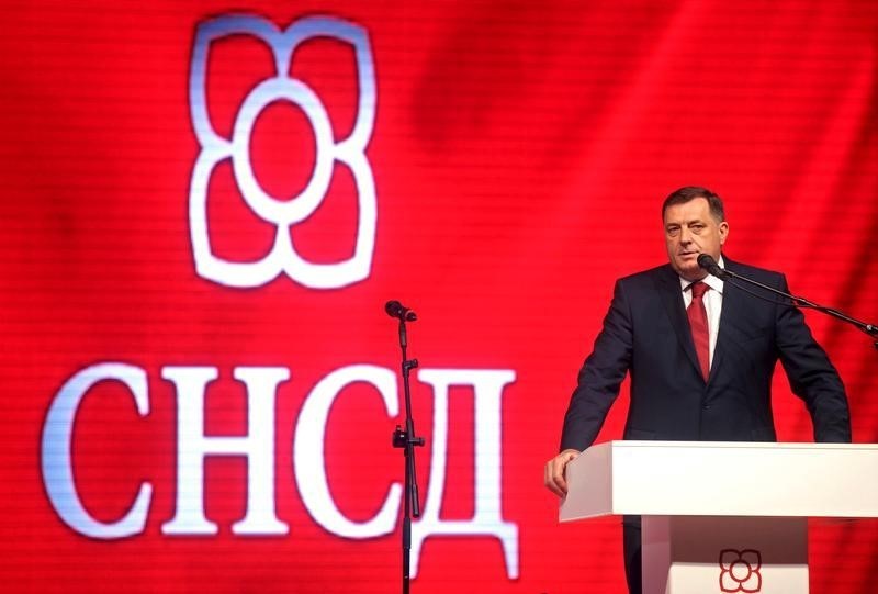 © Reuters. Milorad Dodik, leader of Alliance of Independent Social Democrats party (SNSD), speaks during the congress of his party in East Sarajevo