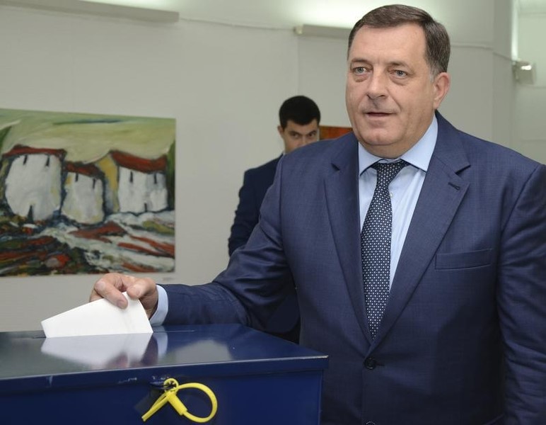 © Reuters. Dodik casts his ballot at a polling station in Banja Luka