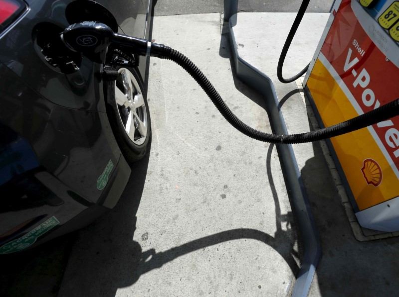 © Reuters. File photo of a car being filled with gasoline at a gas station pump in Carlsbad