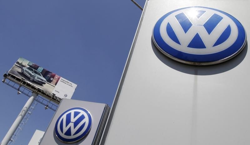 © Reuters. The logo of German carmaker Volkswagen is seen at the Volkswagen (VW) automobile manufacturing plant in Puebla near Mexico City 