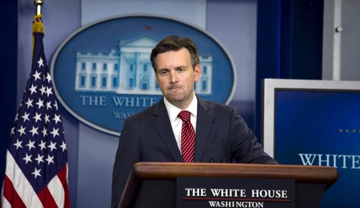 © Reuters. Josh Earnest speaks at the White House in Washington