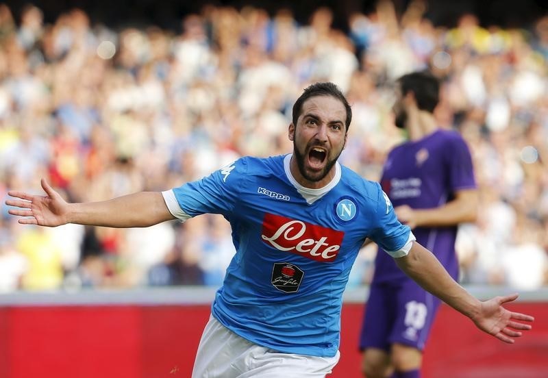 © Reuters. Atacante Gonzalo Higuaín, do Napoli, comemora gol marcado contra a Fiorentina pelo Campeonato Italiano em Nápoles