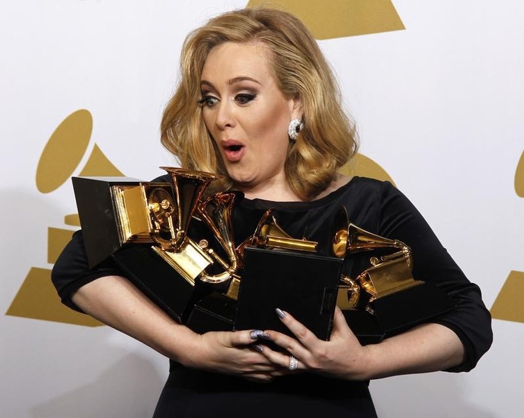 © Reuters. Video de Adele bate récord con 27 millones de visitas en 24 horas en Vevo 
