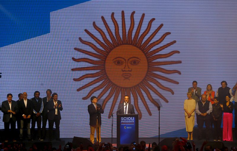 © Reuters. Daniel Scioli faz discurso em Buenos Aires