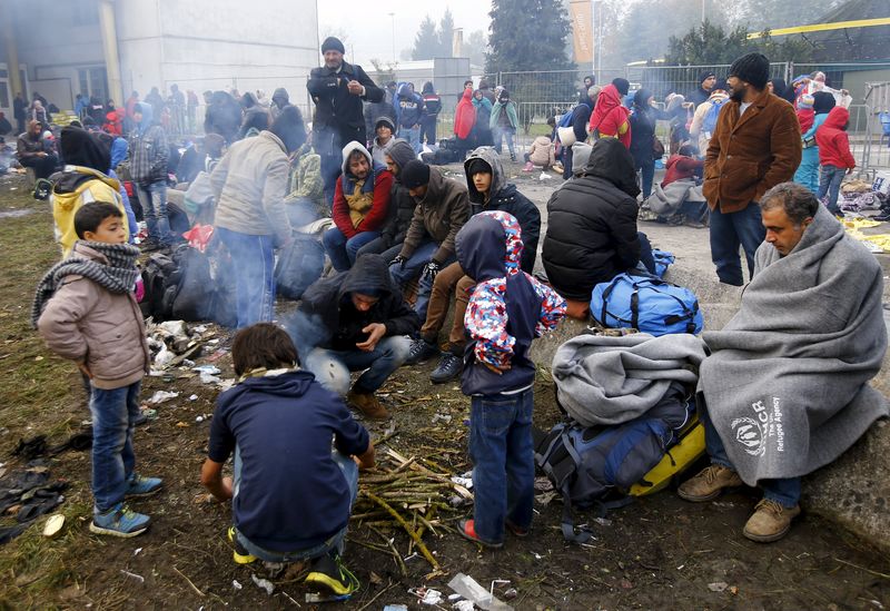 © Reuters. Imigrantes aguardam perto da vila eslovena de Sentilj