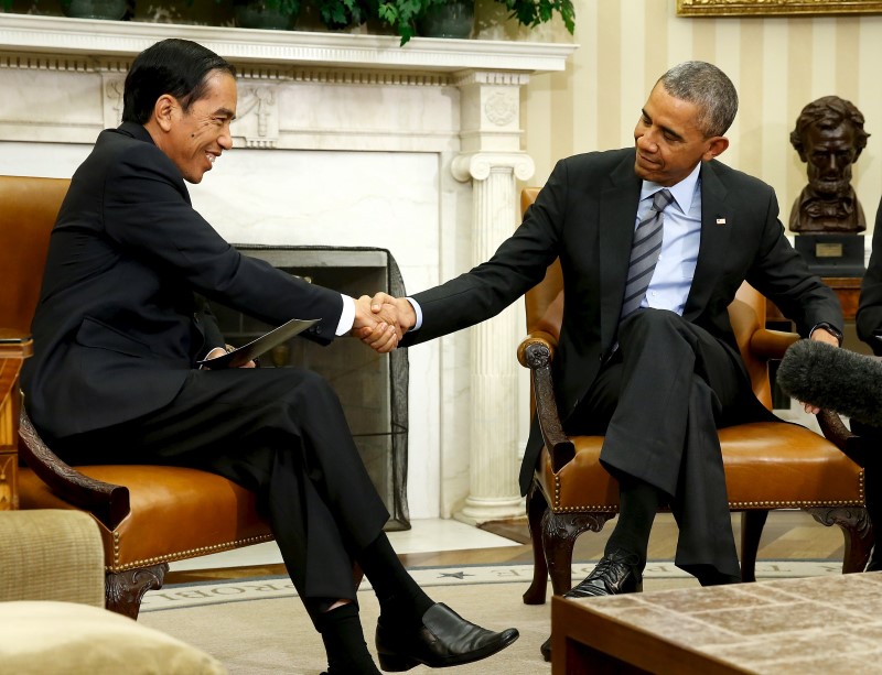 © Reuters. U.S. President Obama and Indonesia's President Widodo shake hands after their meeting in the Oval Office at the White House in Washington