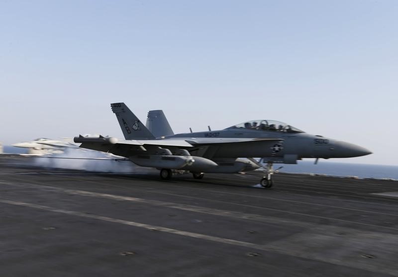 © Reuters. An EA-18G Growlers of Electronic Attack Squadron 137 (VAQ-137) takes off onboard the USS Theodore Roosevelt (CVN-71) aircraft carrier in the Gulf