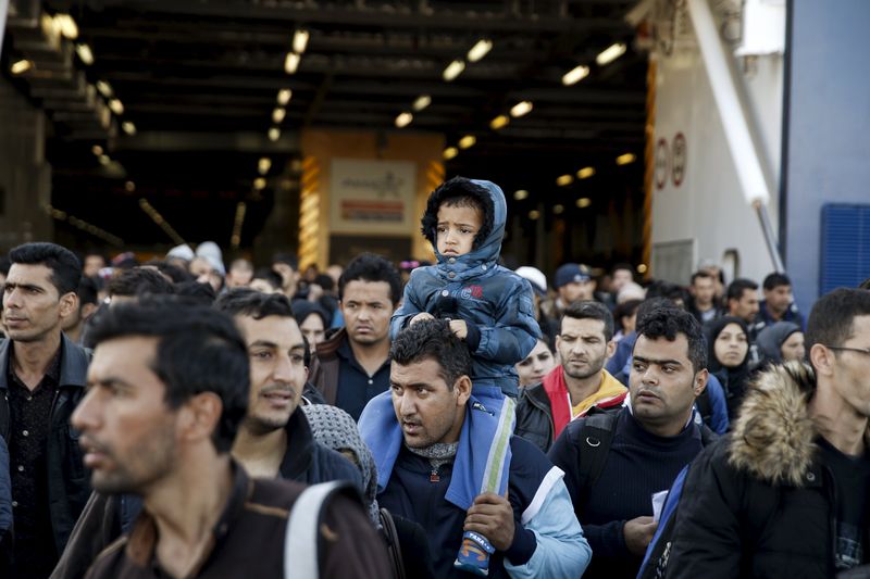 © Reuters. Imigrantes chegam ao porto de Piraeus, perto de Atenas