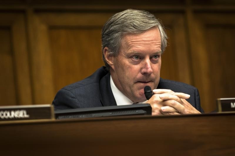 © Reuters. Rep. Mark Meadows questions IRS Commissioner John Koskinen before the House Oversight and Government Reform Committee in Washington