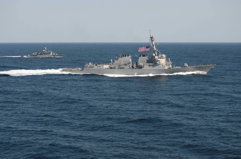 © Reuters. سفينة حربية أمريكية تقترب من حدود الاثني عشر ميلا حول جزر في بحر الصين الجنوبي