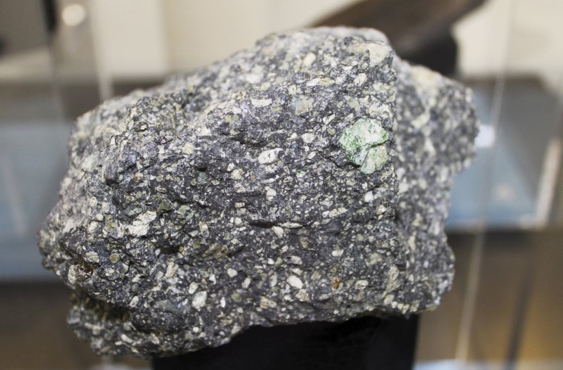 © Reuters. A piece of diamond-bearing kimberlite on display in Yellowknife, Northwest Territories