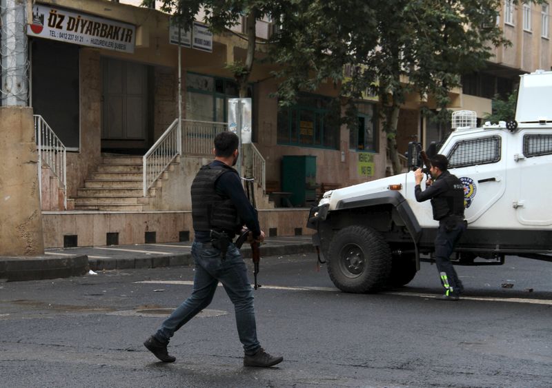 © Reuters. وكالة: الشرطة التركية تعتقل 30 في غارة على تنظيم الدولة الإسلامية