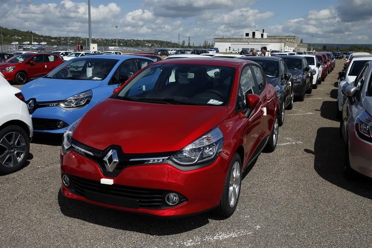 © Reuters. Renault Clio IV cars are parked at the Renault automobile factory in Flins