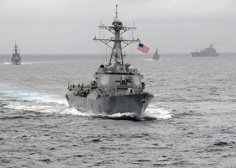 © Reuters. الصين تتتبع سفينة أمريكية قرب جزيرتين صناعيتين ببحر الصين الجنوبي