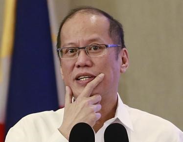 © Reuters. President Benigno Aquino gestures while answering questions during a Foreign Correspondent Association of the Philippines (FOCAP) annual presidential forum in Manila 