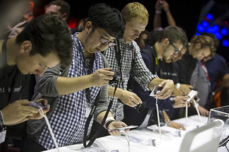 © Reuters. Journalists inspect the new smartphone Huawei Mate S ahead the of the IFA Electronics show in Berlin