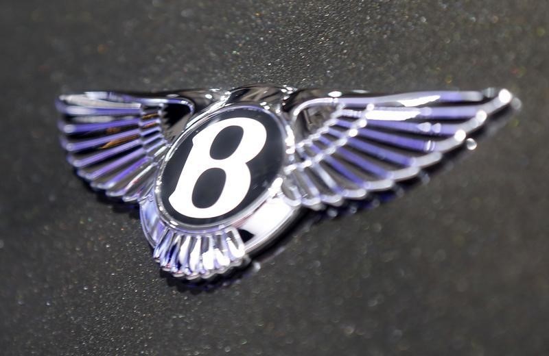 © Reuters. A Bentley logo is seen on a Mulsanne Speed car displayed on media day at the Paris Mondial de l'Automobile