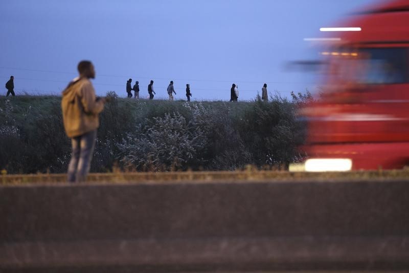 © Reuters. UN CHAUFFARD TUE UN MIGRANT À CALAIS ET PREND LA FUITE