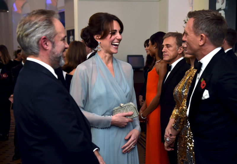 © Reuters. Duquesa de Cambridge, Kate Middleton, com membros do elenco do novo filme "Spectre", em Londres