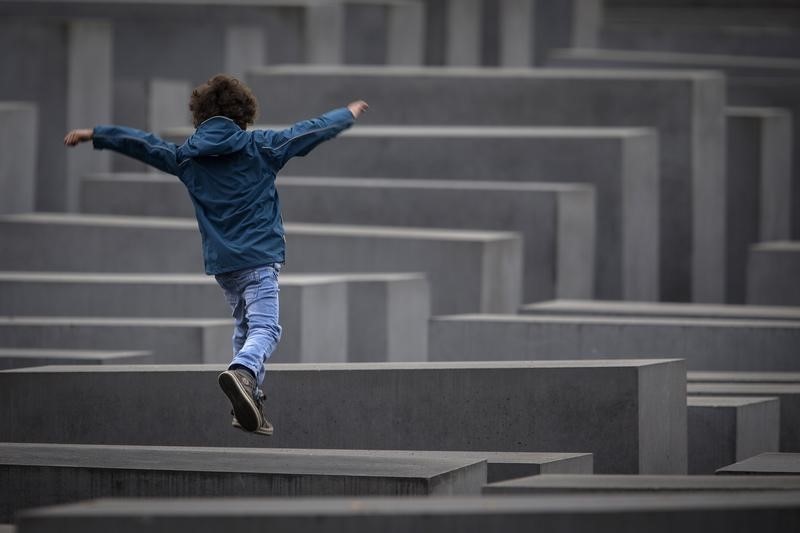 © Reuters.  Los niños, los más afectados por la crisis económica europea