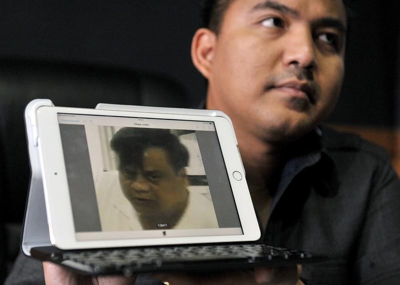 © Reuters. Police Commissioner Reinhard Nainggolan shows a photo of suspected Indian gangster Rajendra Nikalje, widely known as Chhota Rajan, during a news conference in Denpasar police office 