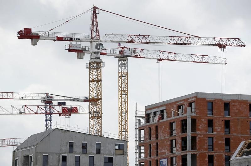 © Reuters. LA DEMANDE DE LOGEMENTS NEUFS MARQUE LE PAS EN FRANCE