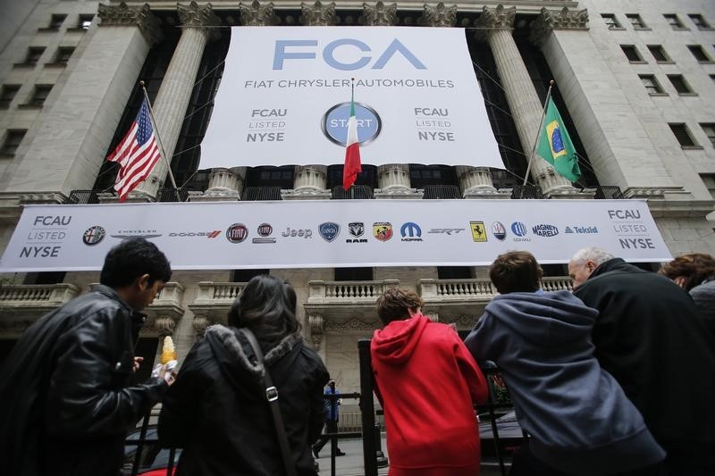 © Reuters. People wait for the arrival of Sergio Marchionne, CEO of Fiat Chrysler Automobiles, before he rings the closing bell to celebrate the company's listing at the New York Stock Exchange