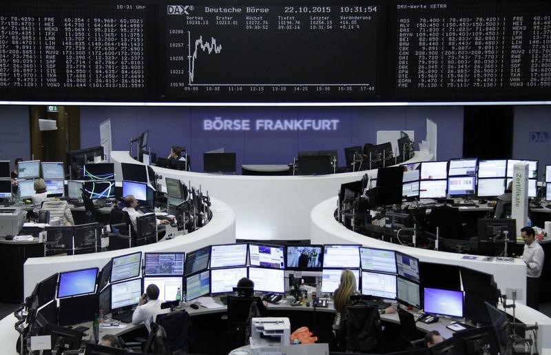 © Reuters. Traders work at screens in front of DAX board at the stock exchange in Frankfurt