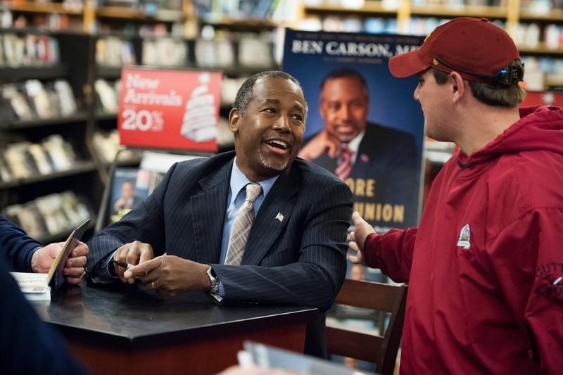 © Reuters. Dr. Ben Carson greets a supporter at a book tour stop in Ames, Iowa