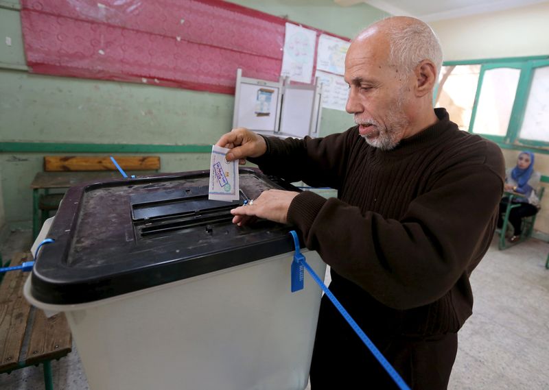 © Reuters. هدوء يسود إعادة المرحلة الأولى من الانتخابات البرلمانية بمصر