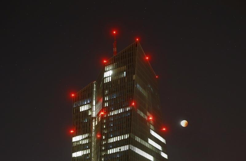 © Reuters. The supermoon is seen next to the air-traffic warning light illuminated headquarters of the European Central Bank (ECB) in Frankfurt