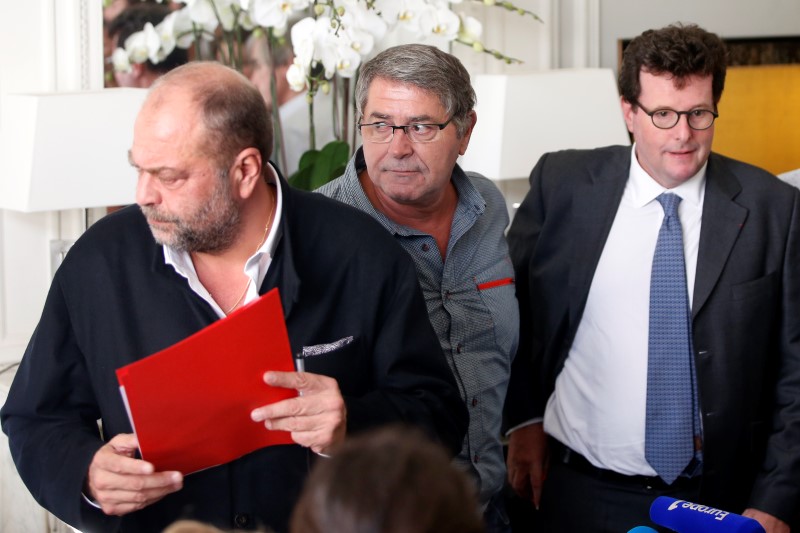 © Reuters. Pascal Fauret, one of the two French pilots who had been in the Dominican Republic awaiting a court appeal of their conviction for drug trafficking and now back in France, arrives to attend a news conference at his lawyer's offices in Paris