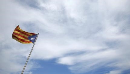 © Reuters. Bandeira separatista da Catalunha em El Masnou, perto de Barcelona