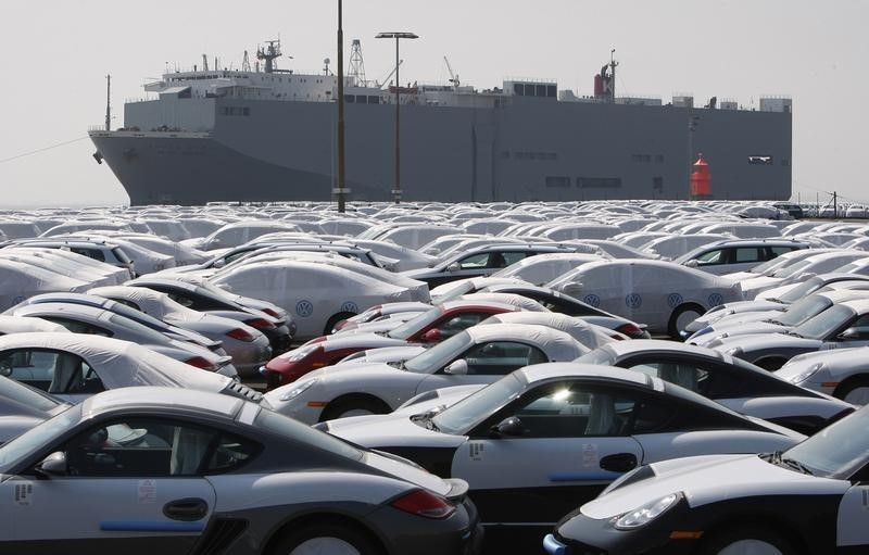 © Reuters. New VW cars are covered with protective covers before loaded for export on a transport ship at the harbour in Emden