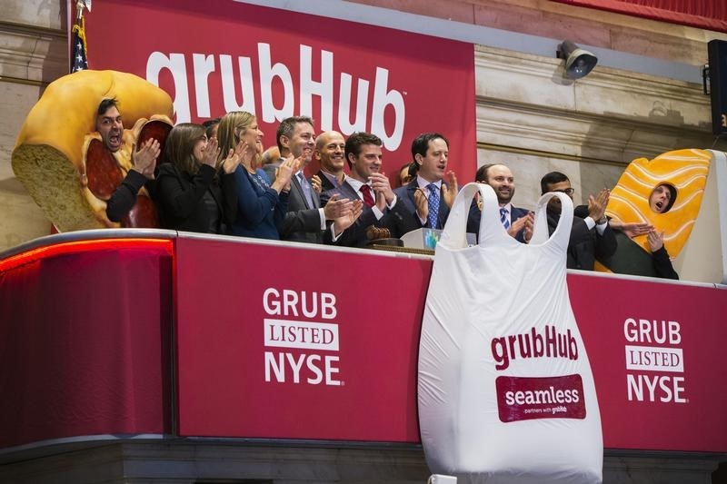 © Reuters. GrubHub CEO Matt Maloney applauds after ringing the opening bell before the company's IPO on the floor of the New York Stock Exchange in New York