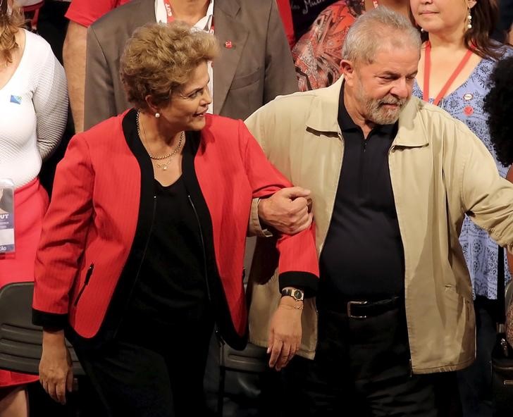 © Reuters. Presidente Dilma Rousseff (E) participa ao lado do ex-presidente Luiz Inácio Lula da Silva de evento da CUT em São Paulo