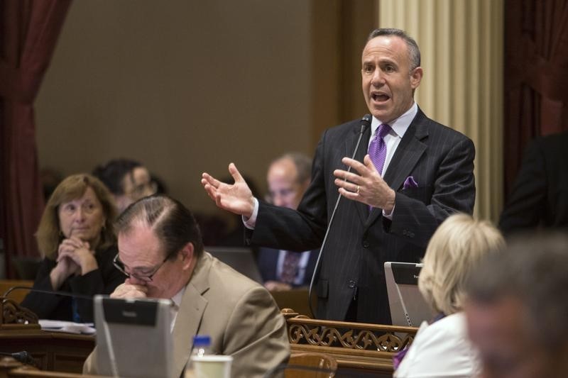 © Reuters. California Senate president pro tempore Darrell Steinberg (D-Sacramento) argues in favor of his bill SB743, which modifies the California Environmental Quality Act, at the State Capitol in Sacramento, California