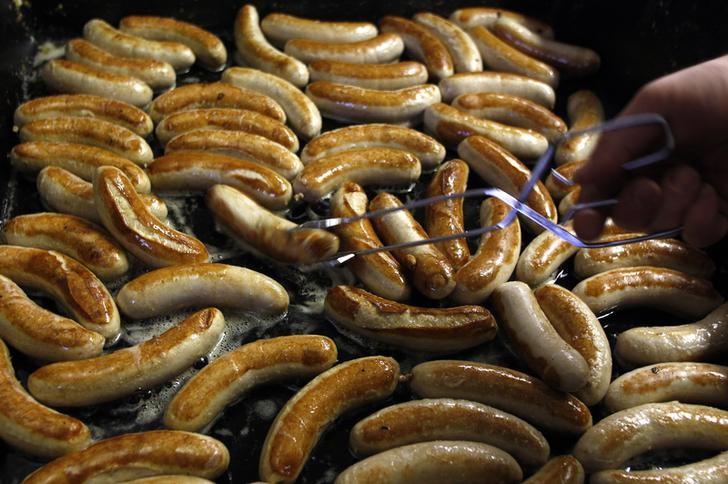 © Reuters. Salsichas bratwurst são fritas em cozinha em Weisswasser