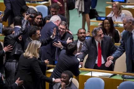 © Reuters. Cuban Foreign Minister Bruno Rodriguez embrace with well wishers following a United Nations General Assembly vote to address the economic, commercial and financial embargo imposed by the U.S. against Cuba at the United Nations headquarters in New York