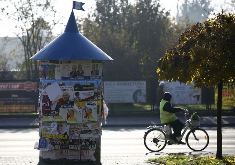 © Reuters. MAJORITÉ ABSOLUE POUR LES CONSERVATEURS DU PIS AUX LÉGISLATIVES EN POLOGNE