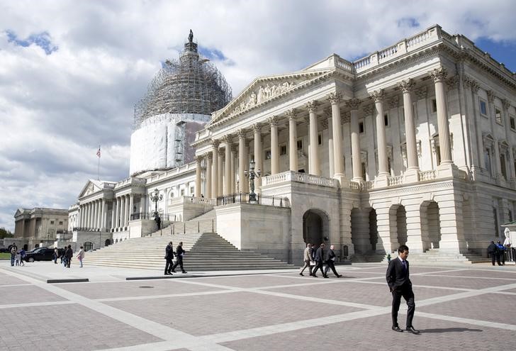 © Reuters. A man walks in front of the U.S. Capitol in Washington