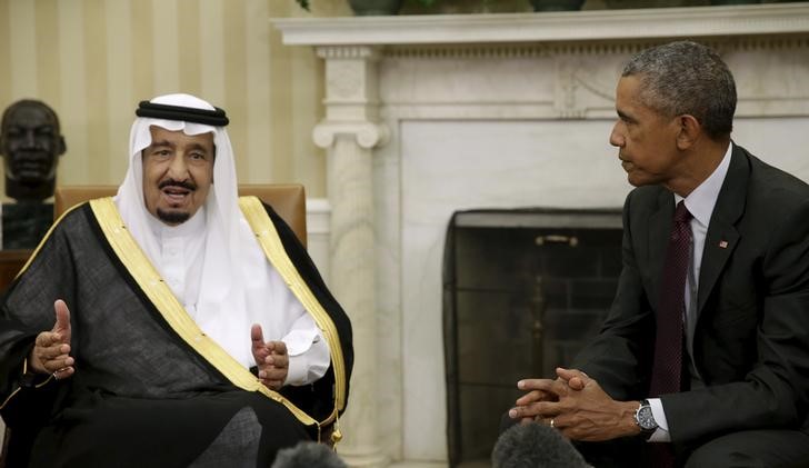 © Reuters. US President Obama meets with Saudi King Salman bin Abdulaziz in Oval Office of White House in Washington