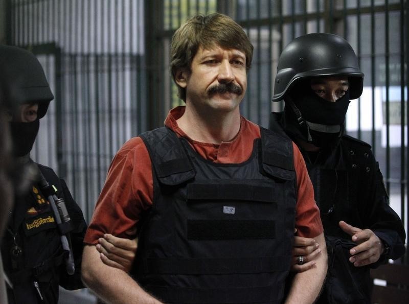 © Reuters. Suspected Russian arms dealer Viktor Bout is escorted by members of a special police unit after a hearing at a criminal court in Bangkok