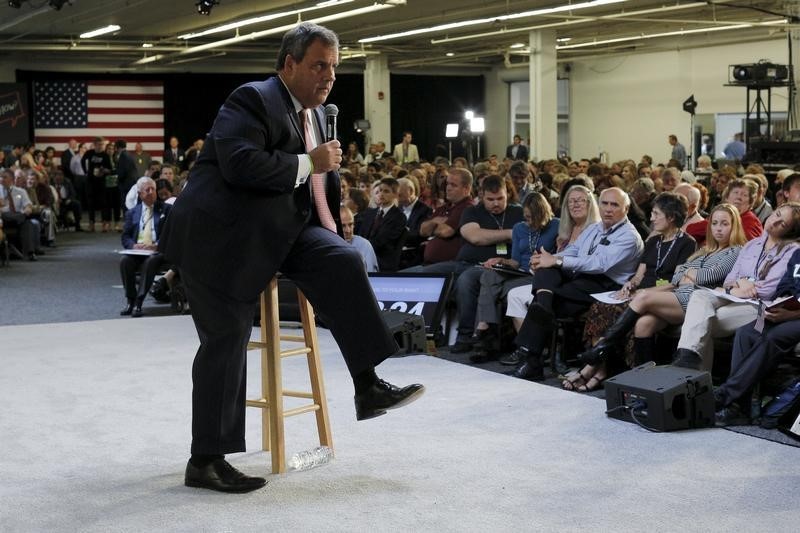 © Reuters. U.S. Republican presidential candidate Chris Christie listens to a question from the audience at the No Labels Problem Solver Convention in Manchester